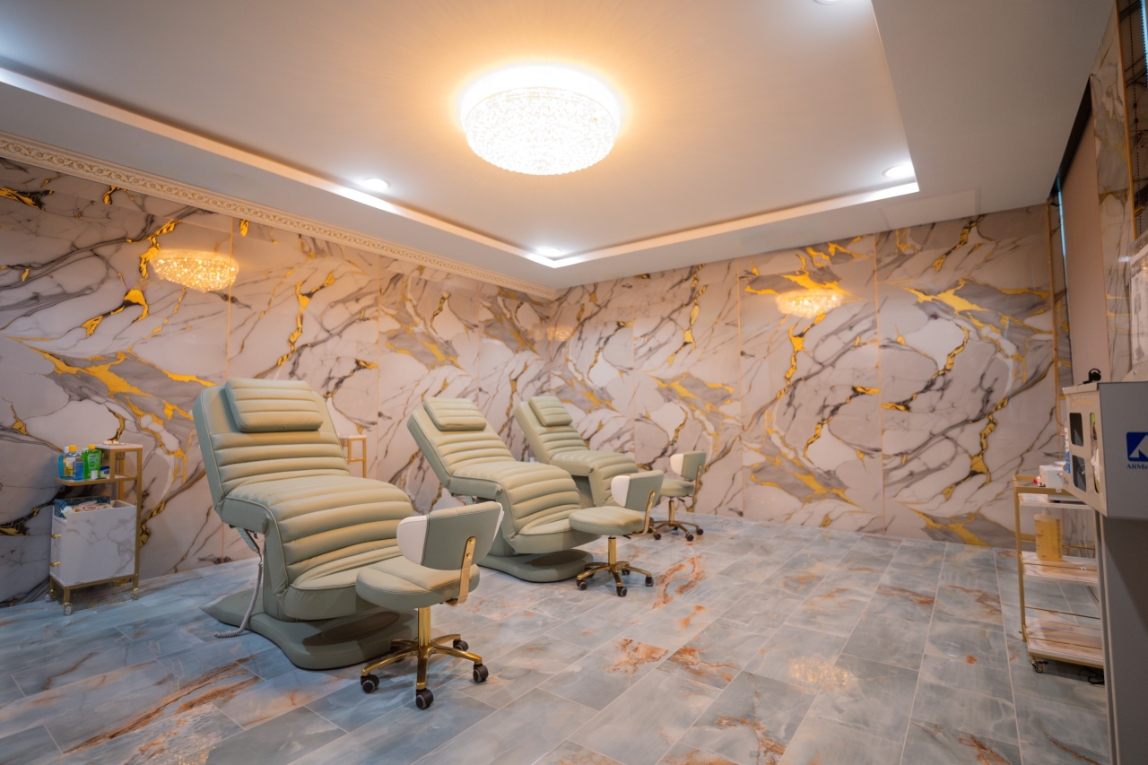 MacKenzie Carullo Colorado Portrait Photographer aurora-co-brand-photography-social-media-content-session www.royalbeautycare.us