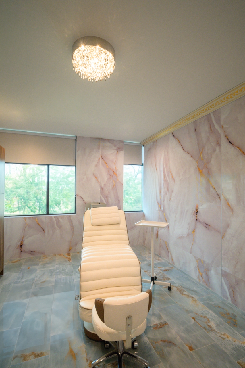 MacKenzie Carullo Colorado Portrait Photographer aurora-co-brand-photography-social-media-content-session www.royalbeautycare.us